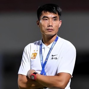 半岛体育全站-郑智本赛季带领青岛西海岸的成绩，能否超越邵佳一，引发热议