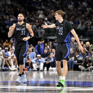 半岛体育app下载-独行侠挑战雄鹿 弗拉格、克莱和克里斯蒂三位主力都出战存疑