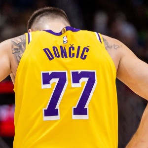 半岛体育入口-这球居然没投…东契奇最后空位三分犹豫了一下 出手机会转瞬即逝